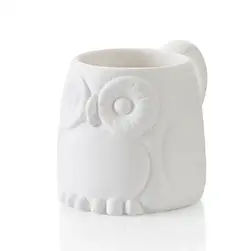 Dies ist ein Foto von einer Tasse aus Keramik, die bei uns im Keramikstudio von Hand bemalt werden kann und danach im Ofen gebrannt wird. Die Tasse sieht aus wie eine Eule.