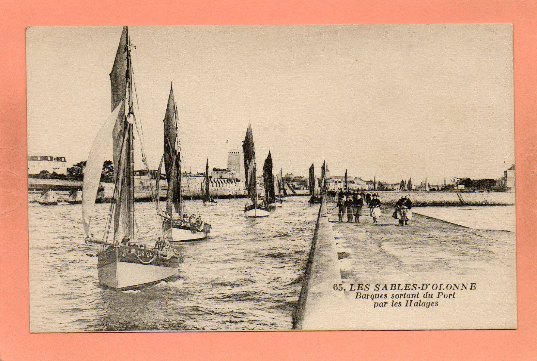 dept 85 - 65 - LES SABLES D'OLONNE - Barques sortant du Port par les Halages