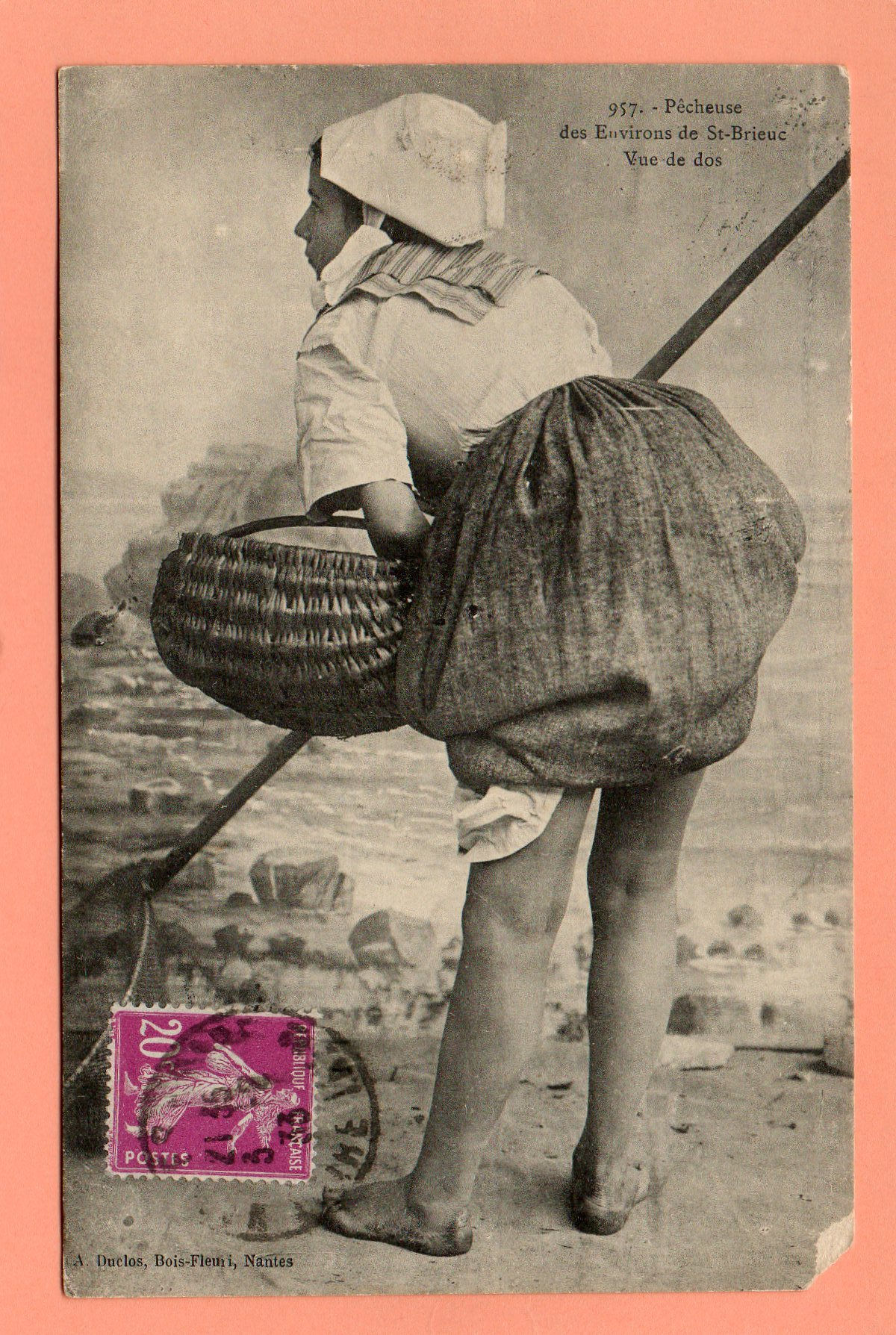 dept 22 - 957 - SAINT-BRIEUC - Pêcheuse des environs de St-Brieuc - Vue de dos
