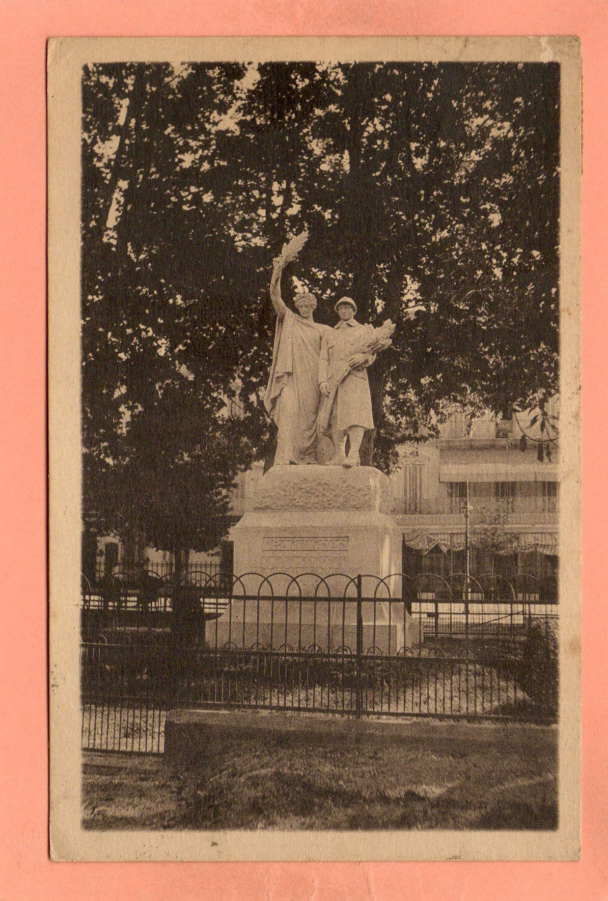 dept 83 - 6 - DRAGUIGNAN - Monument aux Morts