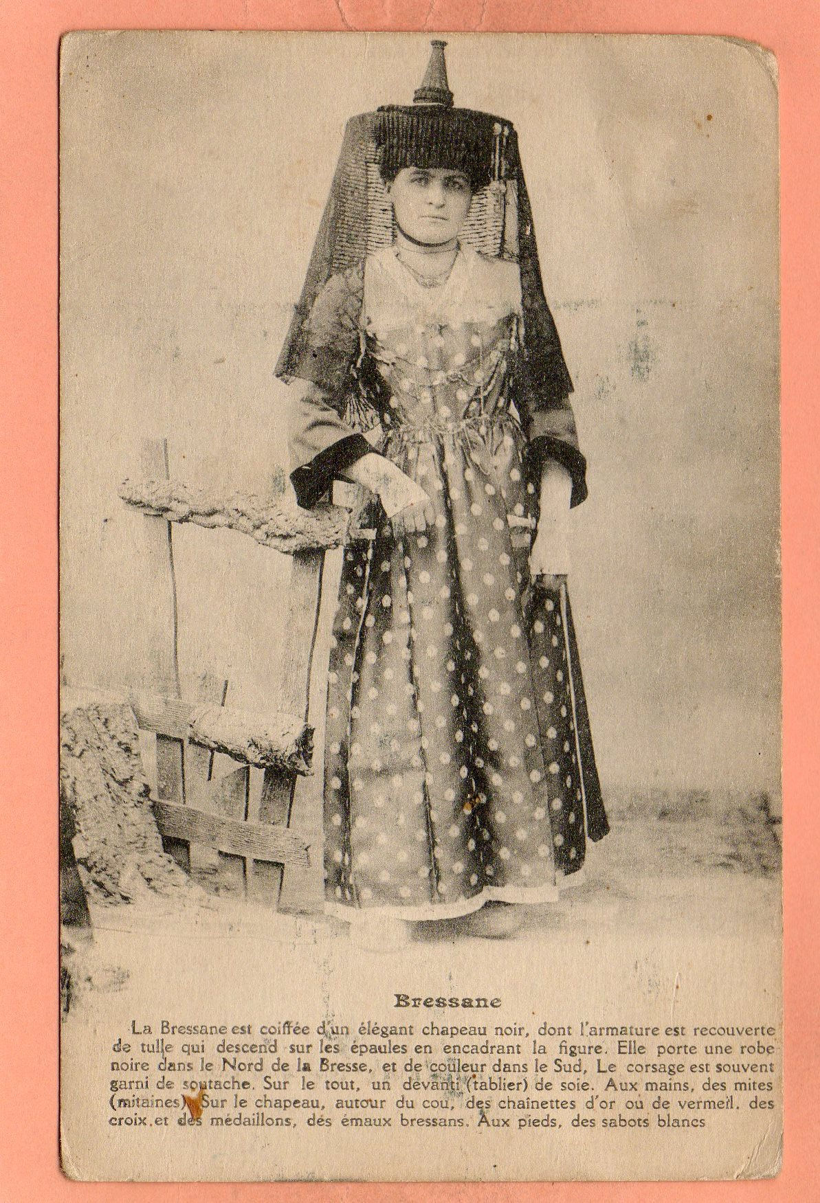 PAYS de BRESSE - Bressane - La Bressane est coiffée d'un élégant chapeau noir ..