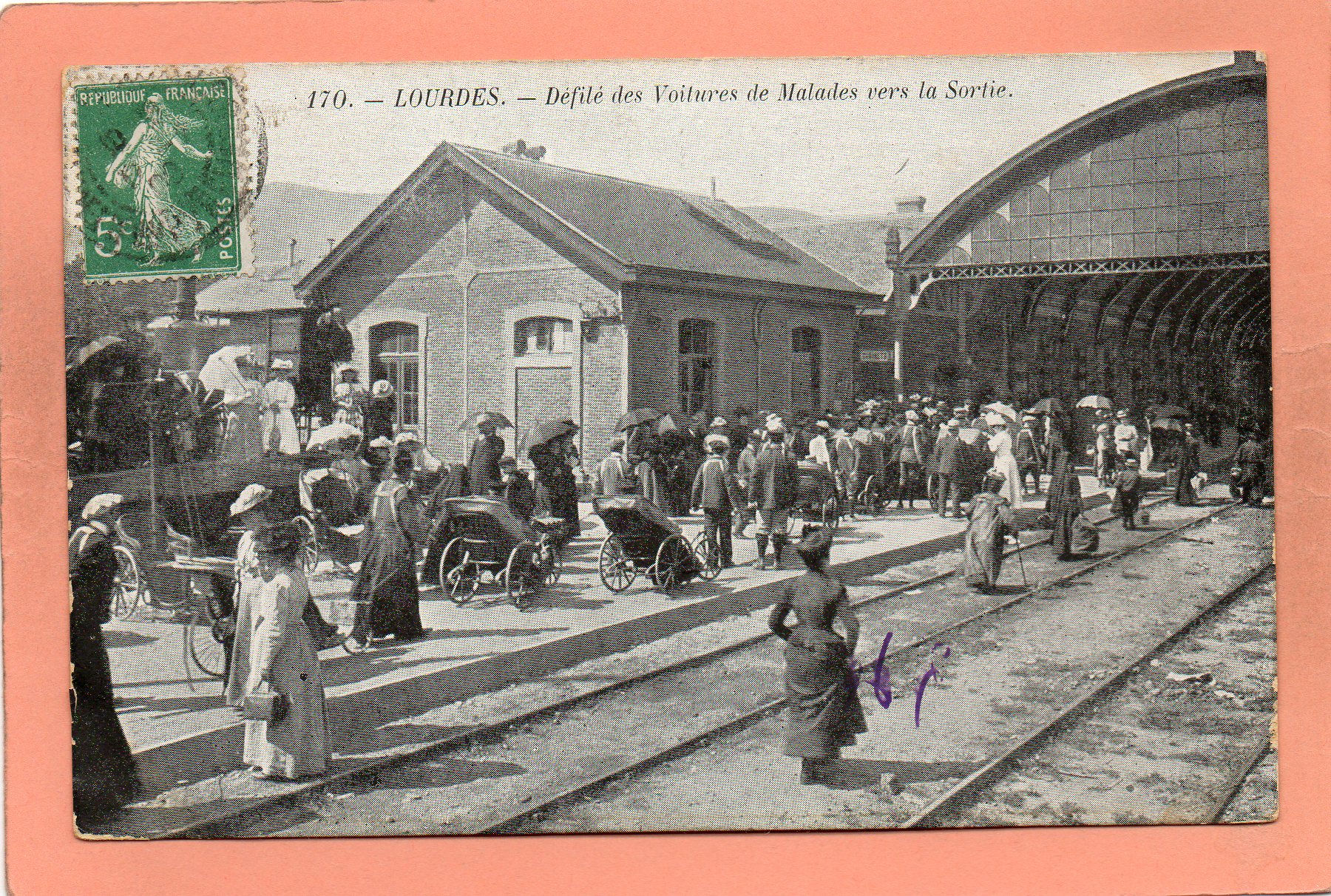 dept 65 - 170 - LOURDES - Défilés des Voitures de Malades vers la Sortie