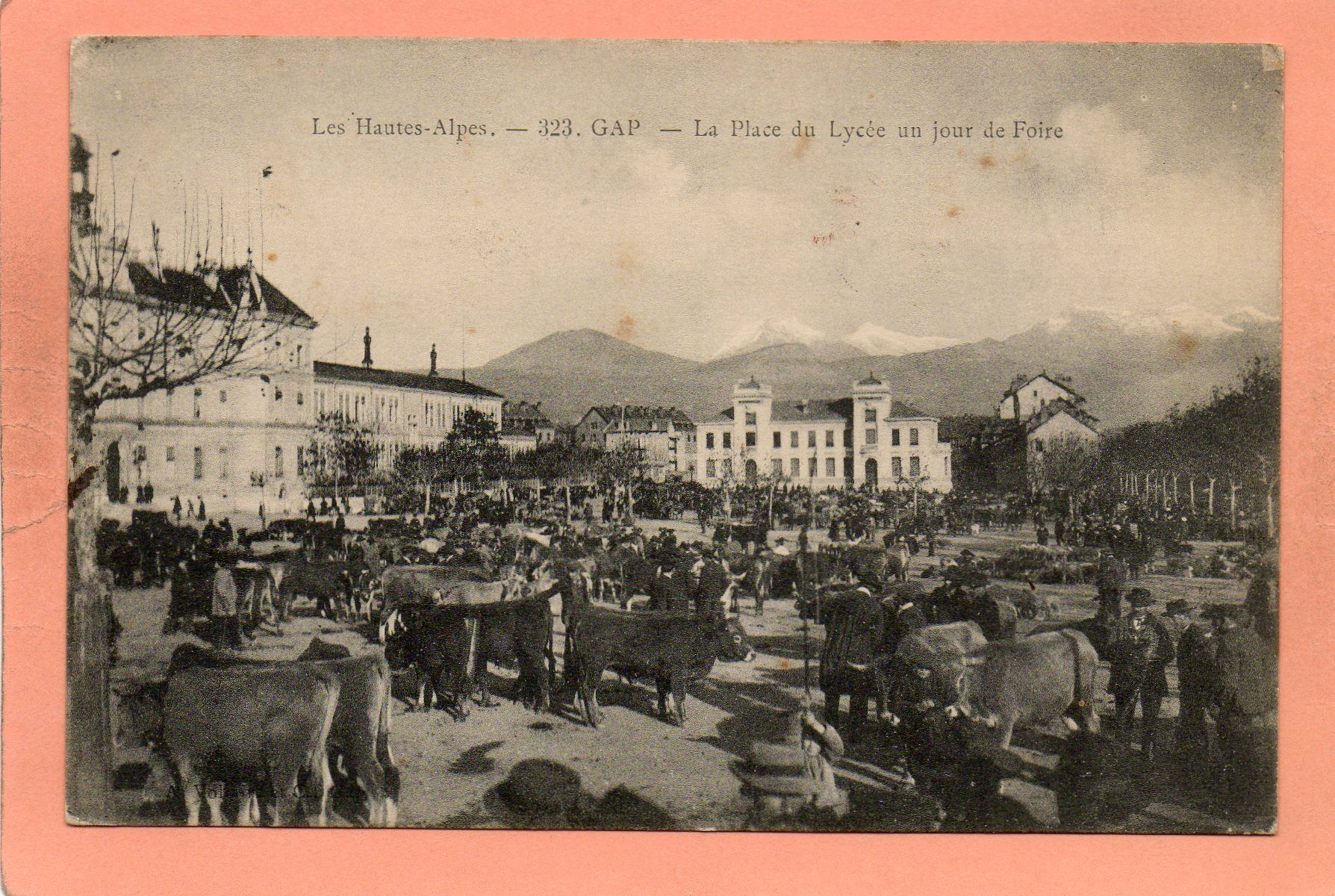 dept 05 - 323 - GAP - Les Hautes-Alpes - La Place du Lycée un jour de Foire