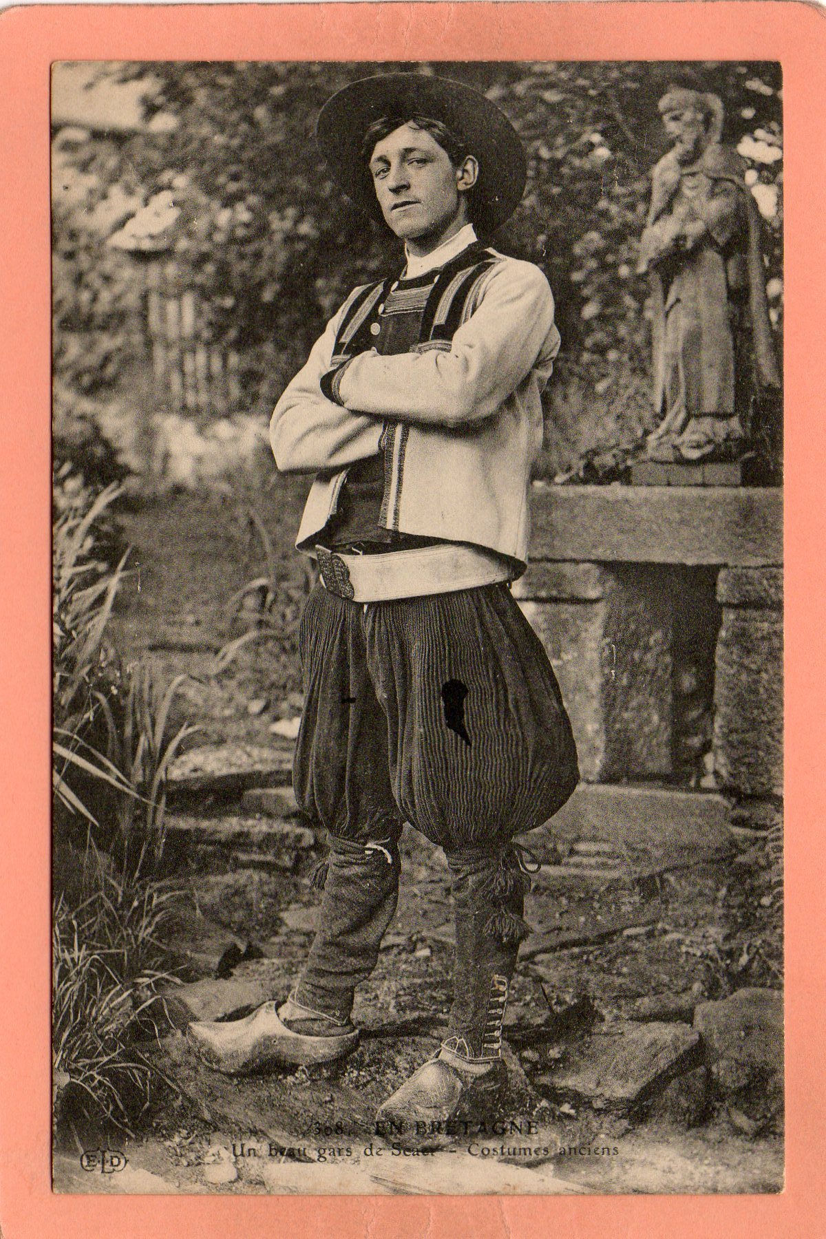 dept 29 - 308 - SCAER - En Bretagne - Un beau gars de Scaer - Costumes anciens