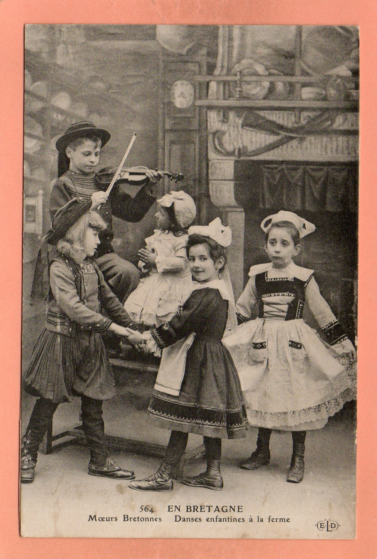EN BRETAGNE - 564 - Mœurs Bretonnes - Danses enfantines à la ferme