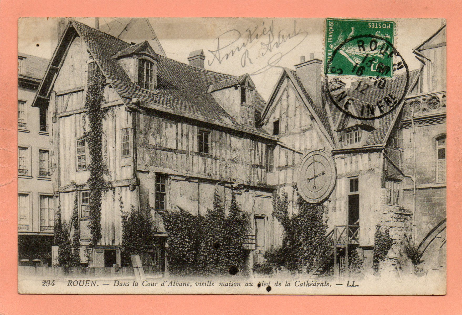 dept 76 - 294 - ROUEN - Dans la Cour d'Albane, vieille maison au pied de la Cath