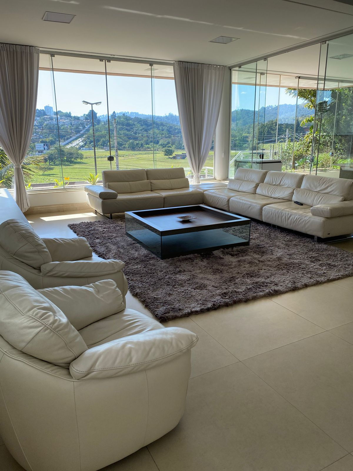 MARAVILHOSA CASA MOBILIADA A VENDA EM ALPHAVILLE