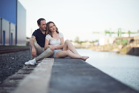 Verlobte-sitzend-Frankfurt-Hafen.png