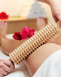 Mujer-masaje-con-instrumento-madera.jpg
