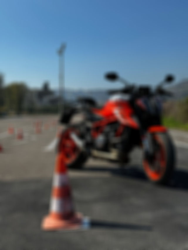 Corsi di Guida Moto Autoscuola Crispi_edited.jpg