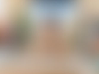 洋服が両サイドにハンガーで吊るされ、真ん中にある机に上で、何か考えてる女性