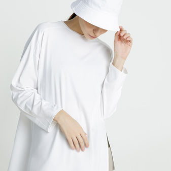 白いおしゃれな帽子をかぶっている女性