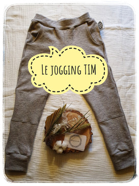 Ce jogging de coupe moderne, peut être personnalisable avec ou sans poches, avec bas de jambes ou ourlet simple mais encore avec ou sans patch aux genoux.
Un modèle mixte, réalisable de la taille 6 ans à 14 ans, confectionné dans un tissu sweat.
Tarif du jogging :
° 6 à 8 ans : 40€
° 10 à 14 ans : 45€
