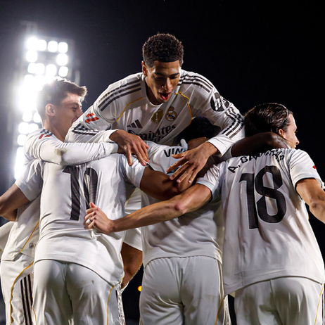 Bellingham, Güler, Mbappé, Vinicius y Carreras celebrando un gol.