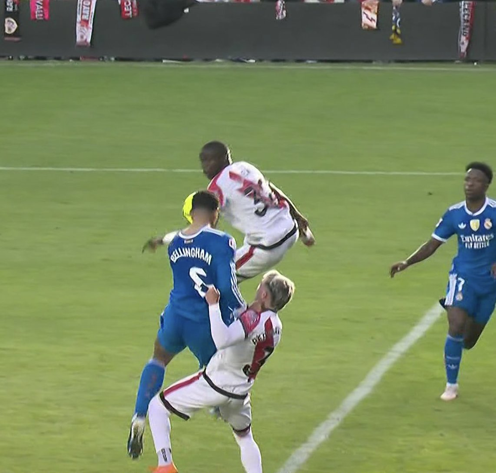 Pep Chavarría cometiendo una falta penal no sancionada a Bellingham.