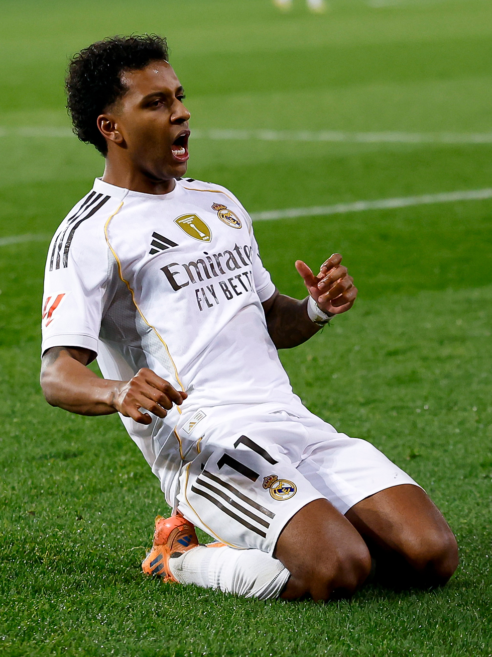 Rodrygo celebrando el segundo gol del Madrid al Alavés.