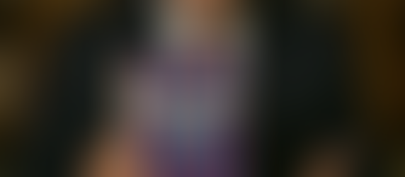 Imagen realizada por IA en la que se ve a un directivo vendiendo un libro titulado "Antimadridismo 101"