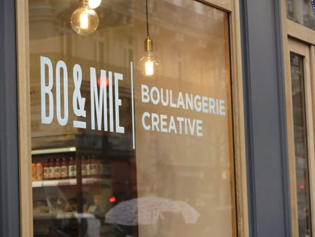 What are the must-try pastries and breads at a traditional Parisian bakery?