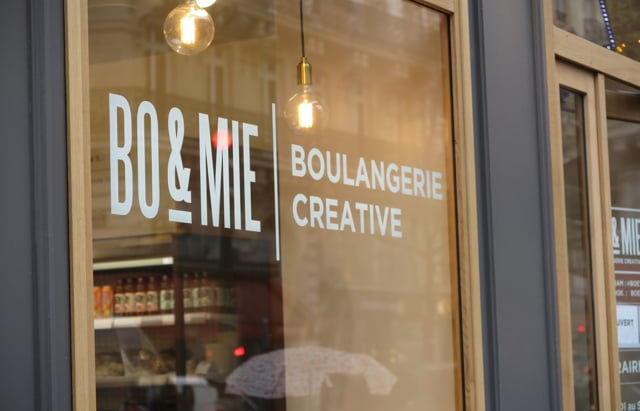 What are the must-try pastries and breads at a traditional Parisian bakery?