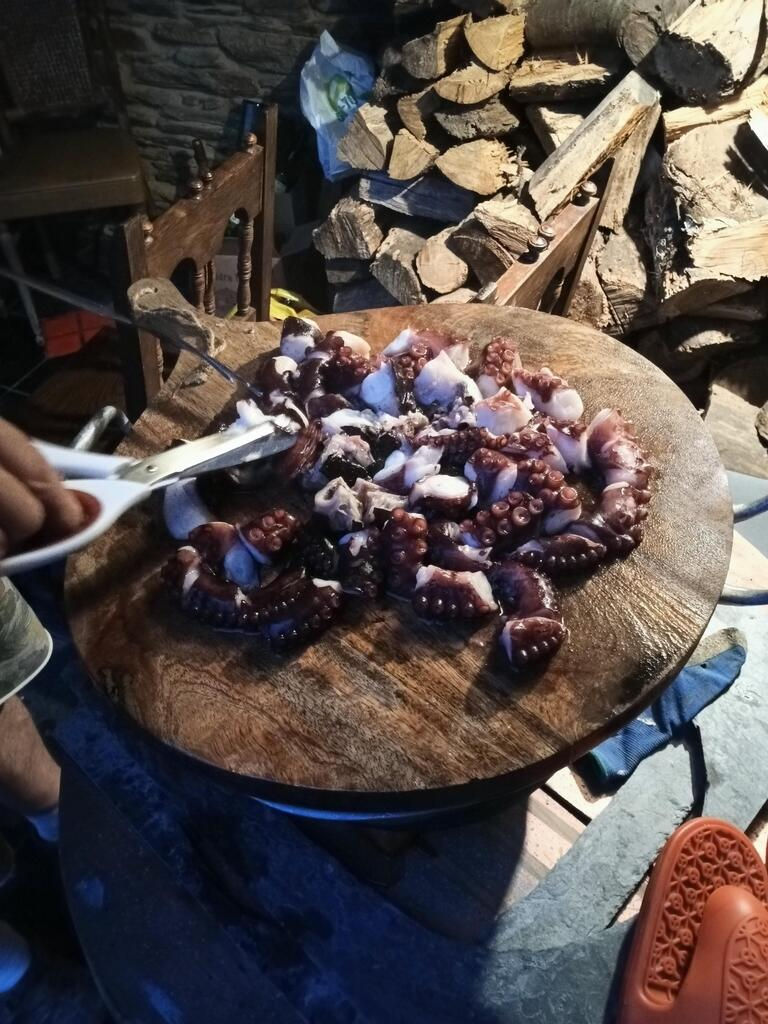 Carne cruda cortada en una tabla de madera. Calor En Casa.