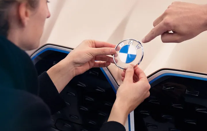 新標誌在BMW i4 概念車上的效果