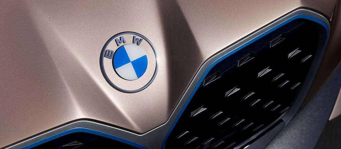 The new logo's effect on the BMW i4 concept car.