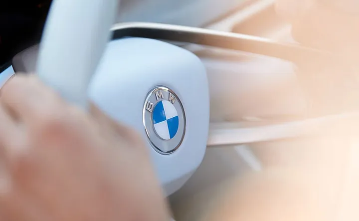 The new logo's effect on the BMW i4 concept car.