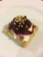 CANAPES DE MERMELADA DE CEBOLLA AL VINO TINTO