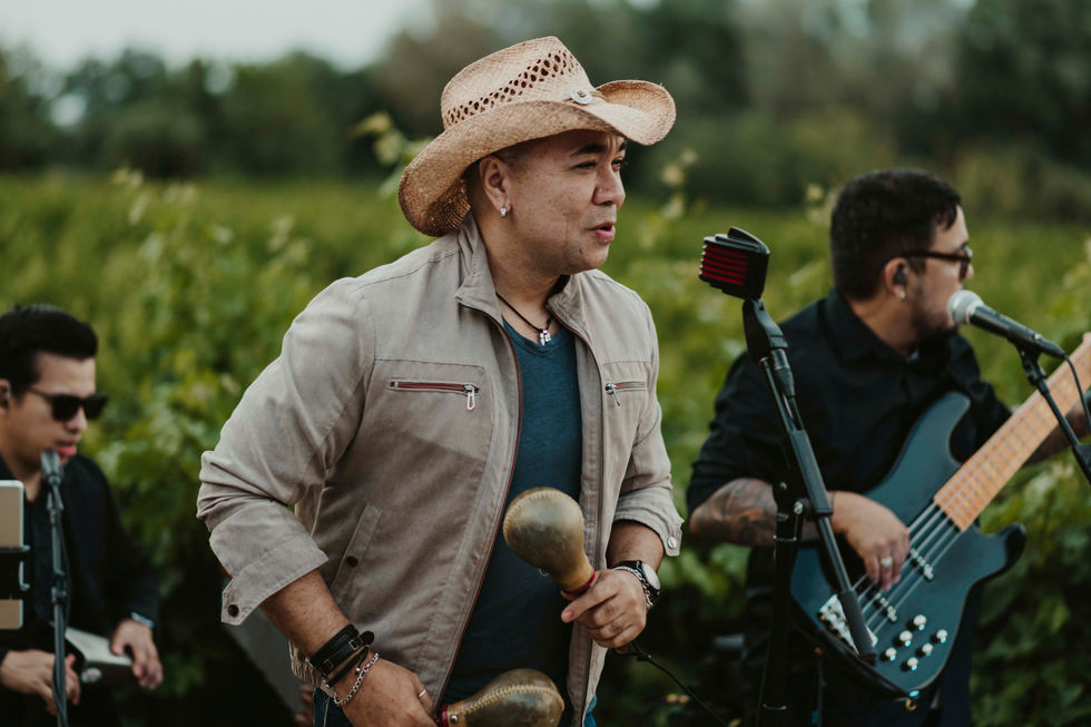 Novios divirtiéndose en el cocktail de la boda con música en directo