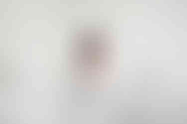 Novia vistiéndose en la habitación del hotel antes de la boda