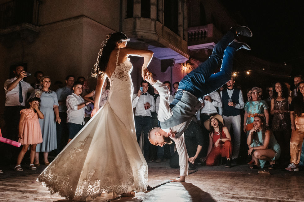 Pareja de novios bailando en el baile nupcial