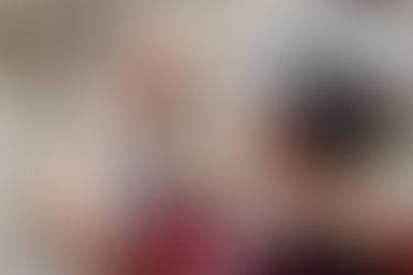 Madre ayuda a vestira novio antes de la boda