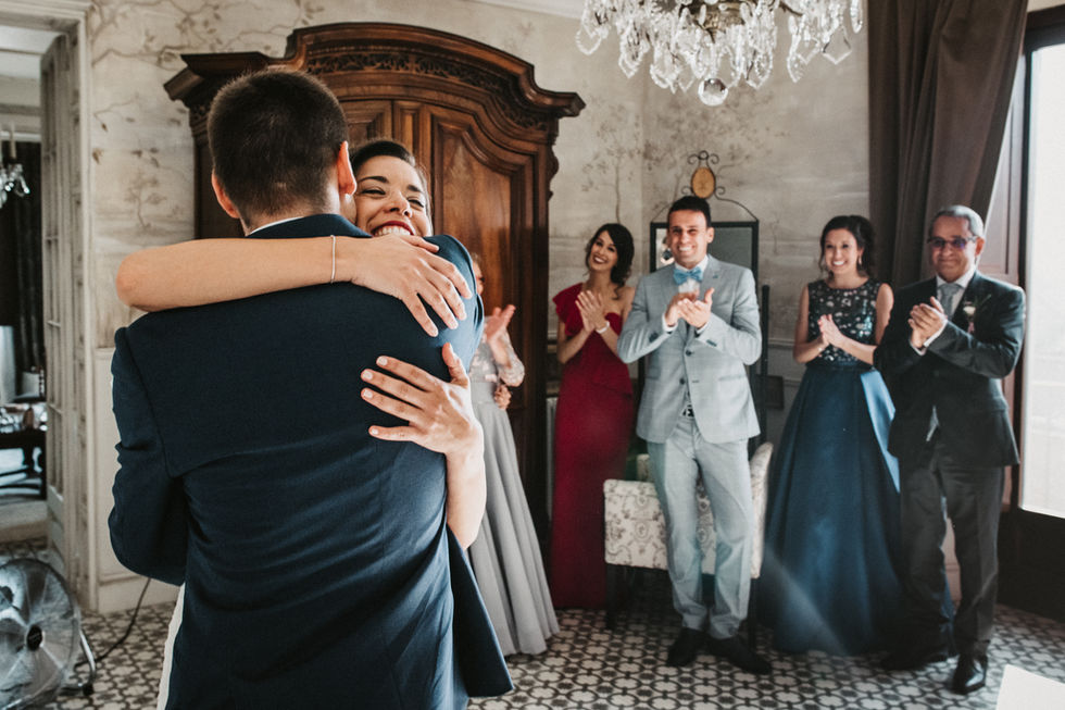 Novia abraza a su hermano mientras el resto de familiares la miran