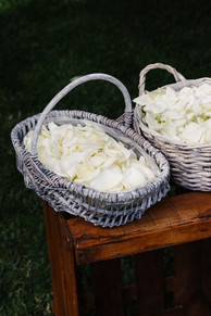 Pétalos de flores preparados para ser lanzados a los novios al final de l ceremonia