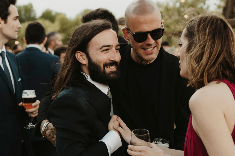 Novios divirtiéndose en el cocktail de la boda