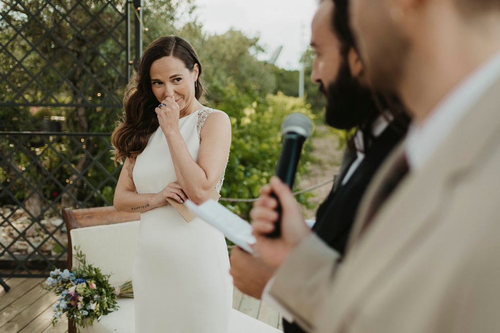 Novia escribe sus votos al novio antes de la boda