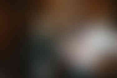 Novio vistiéndose antes de la boda