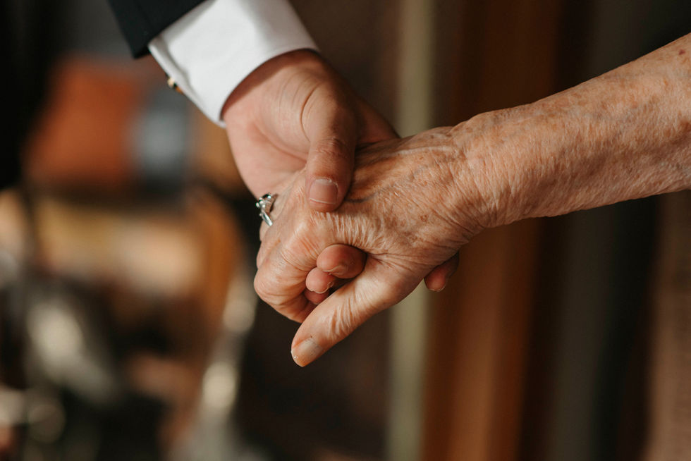 Novio agarra de la mano a su abuela
