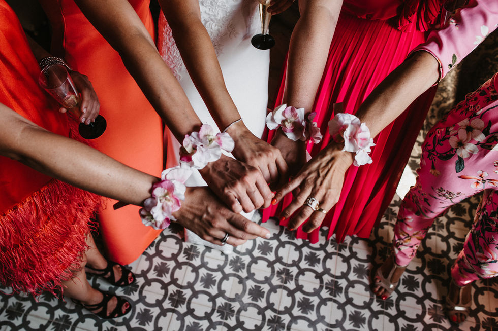 Novia muestra junto a sus amigas una pulsera de flores