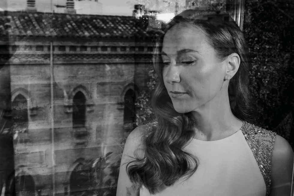 Novia mirando or la ventana