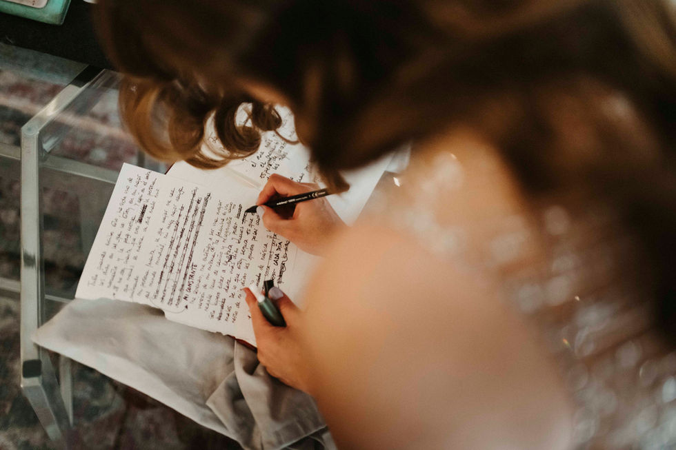 Novia escribe sus votos al novio antes de la boda