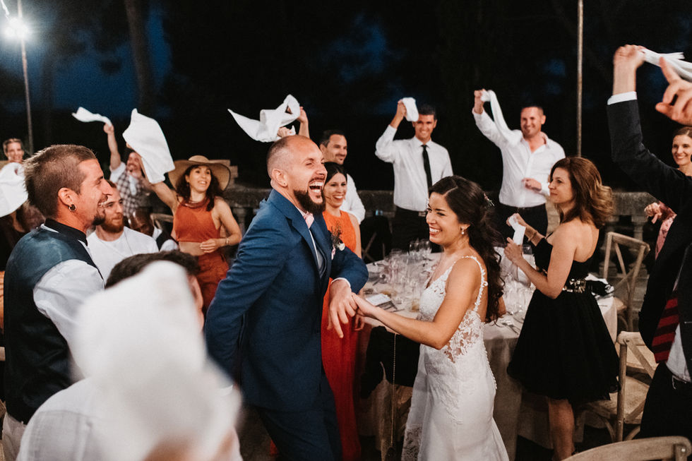 Novios bailando junto a los invitados en la entrada a la cena