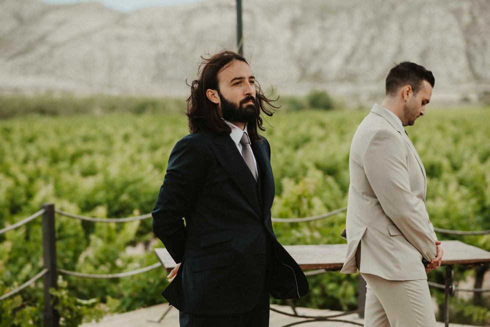Novio espera a la novia en el altar