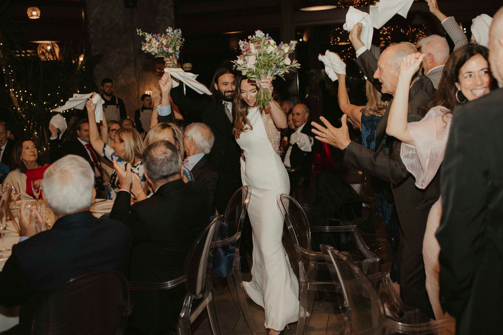 Novios entrando al salón del restaurante