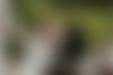 Pareja de novios sonríen en el altar de su boda