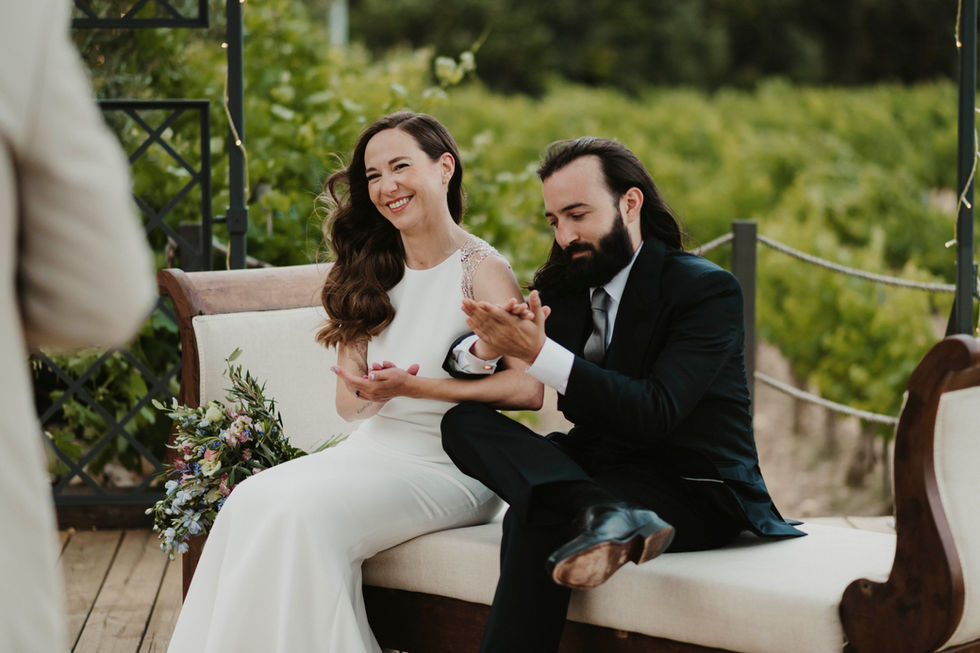 Pareja de novios sonríen en el altar de su boda