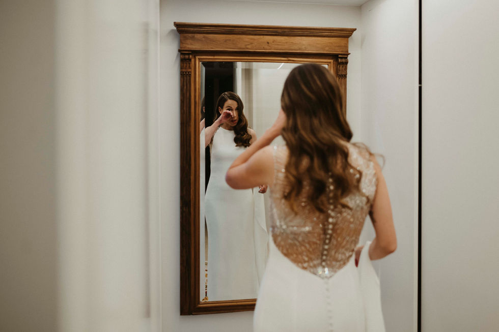 Novia mirandose al espejo con el vestido