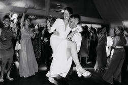 Novio y novia en el final del del baile nupcial
