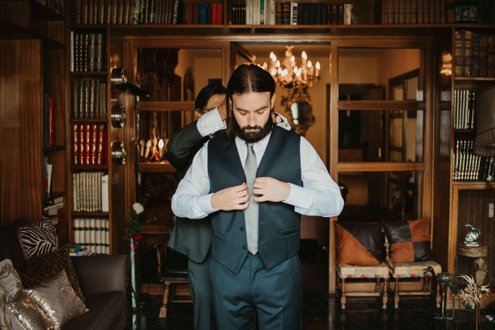 Novio vistiéndose antes de la boda