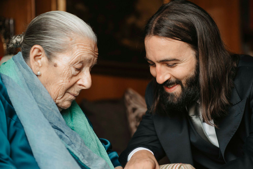 Novio y abuela antes de la boda
